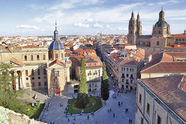 Salamanca draws undergraduate 和 graduate students from across 西班牙 和 the world; it is the top-ranked university in 西班牙 based on the number of students coming from other regions. 它也因其为非母语人士开设的西班牙语课程而闻名, 是什么吸引了成千上万的国际学生, 创造多样化的环境.