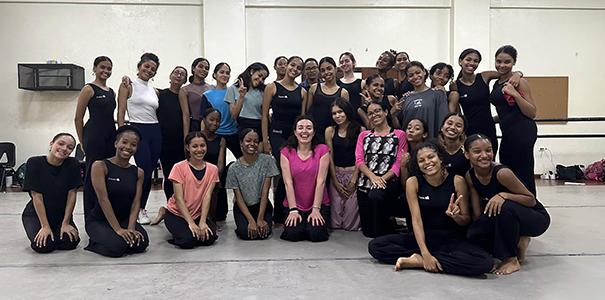 表演与视觉艺术学院院长克里斯蒂娜·戈莱蒂(Cristina Goletti)在国家舞蹈学校教授舞蹈工作坊